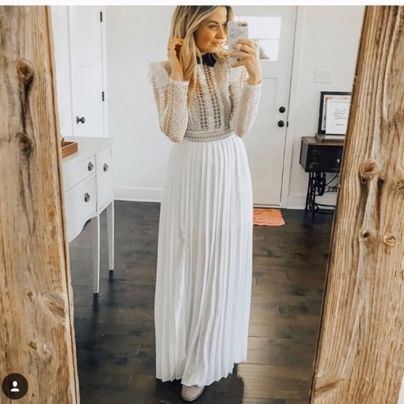 Dresses & Skirts - White dress black collar